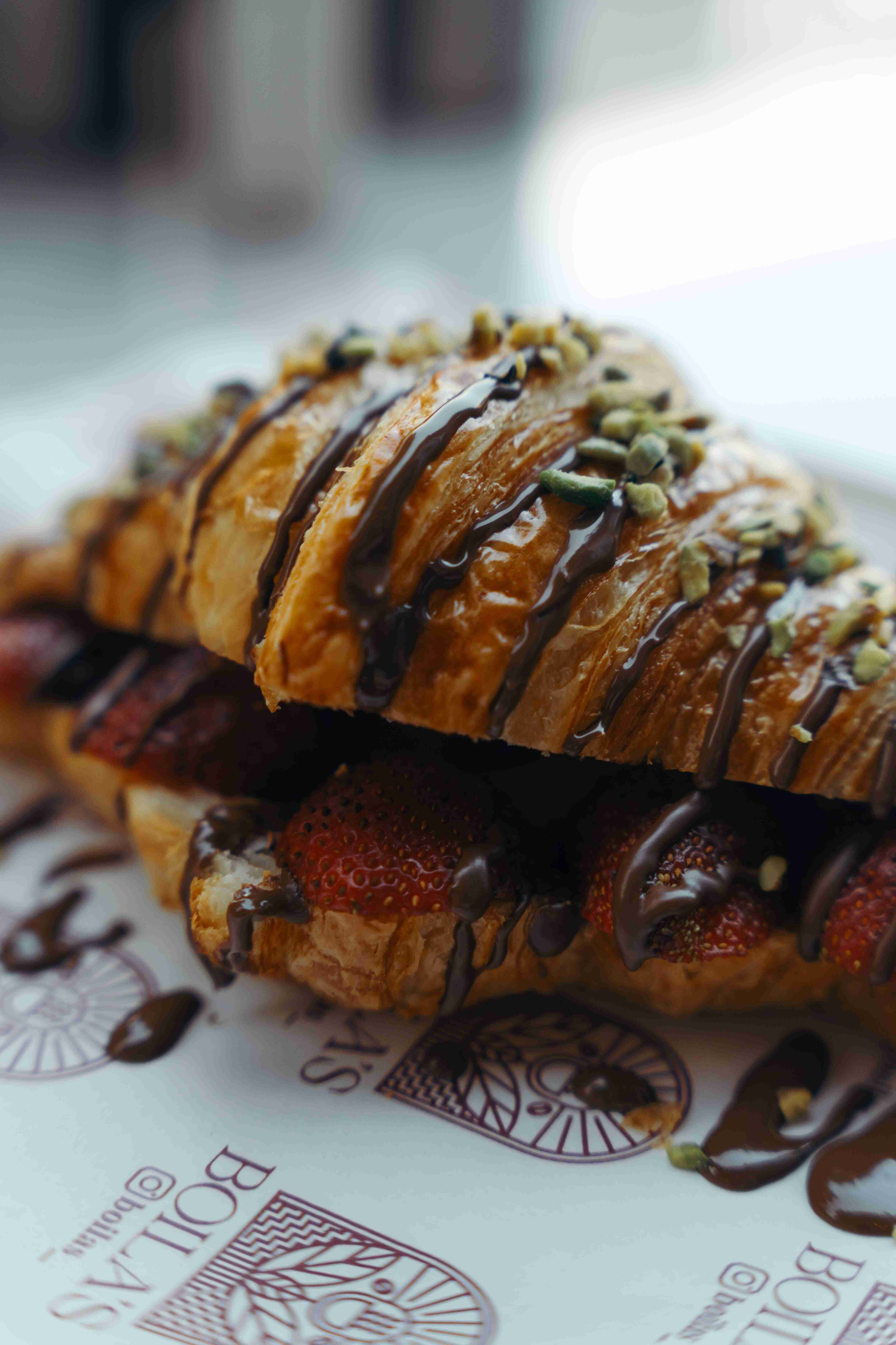 BELGİUM CHOCOLATE STRAWBERRY KRUVASAN
