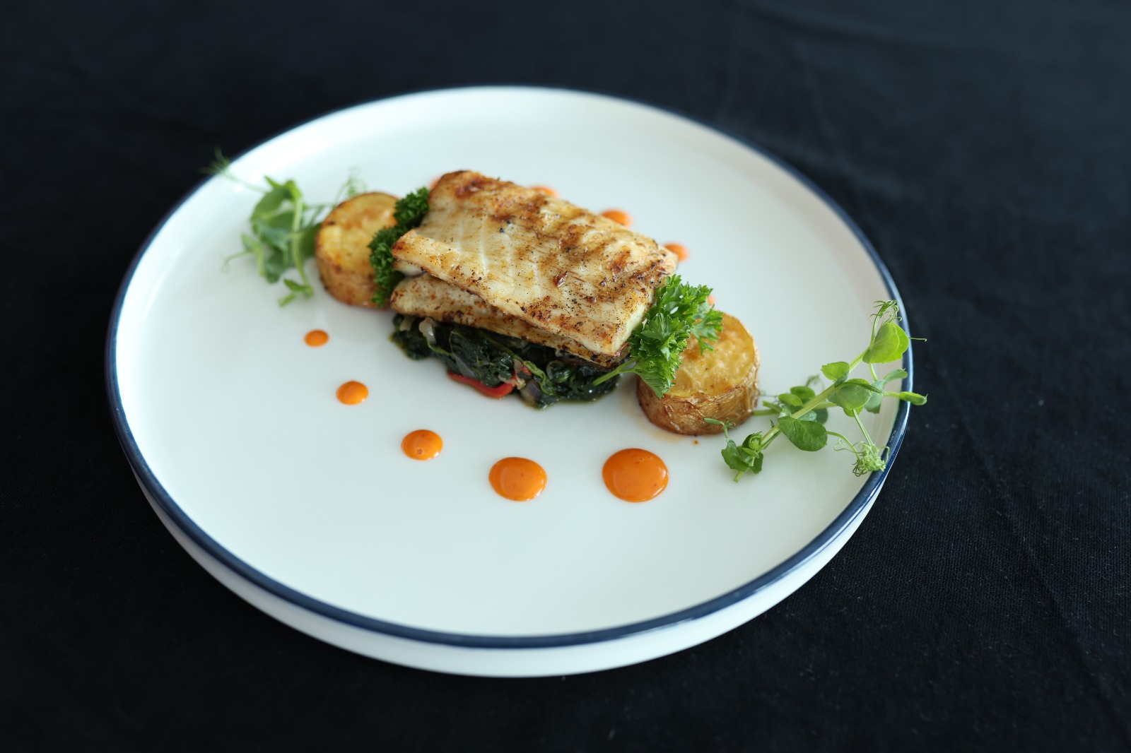 Körpe Ispanak Yaprakları ile Izgara Levrek