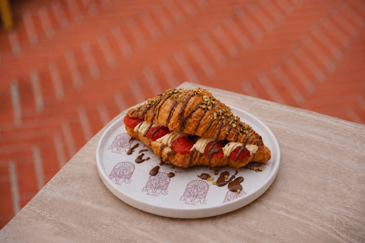 BELGİUM CHOCOLATE STRAWBERRY KRUVASAN