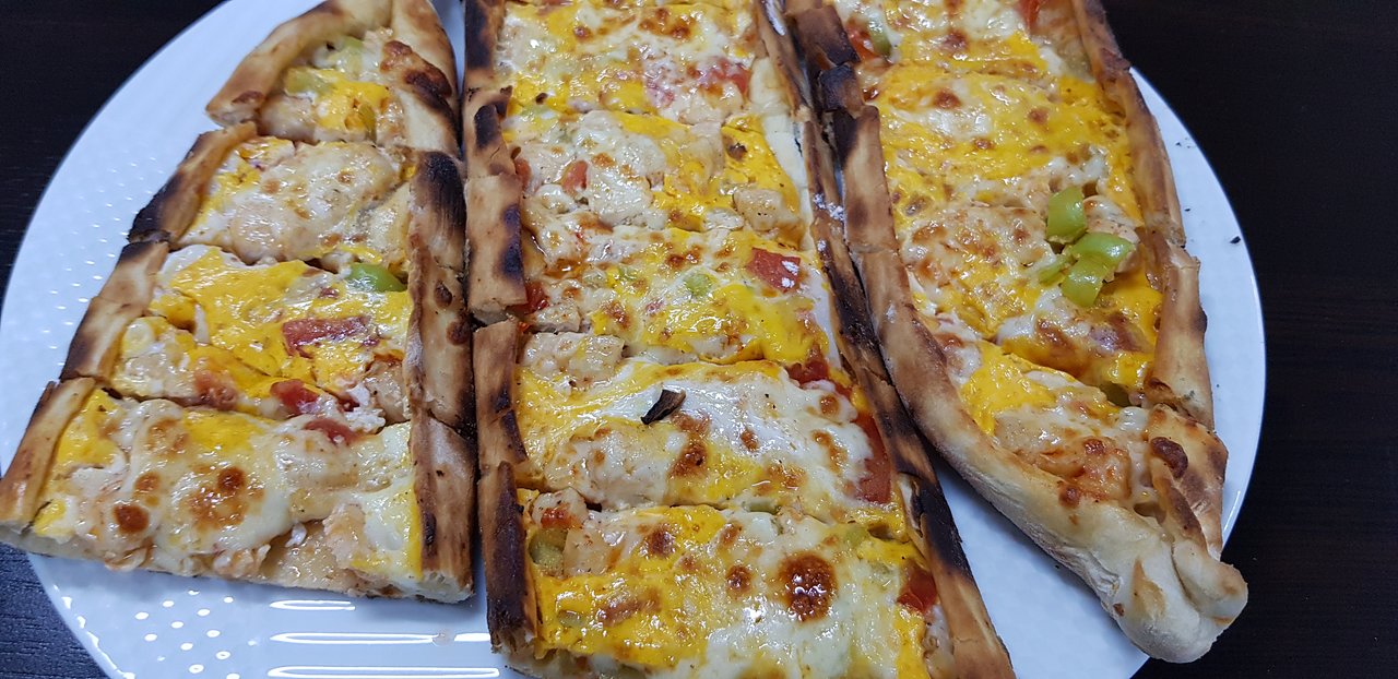 Tavuklu Yumurtalı Kaşarlı Pide