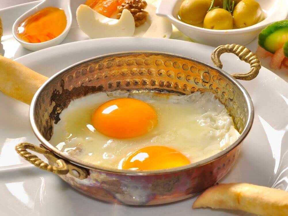Sahanda İki Yumurta