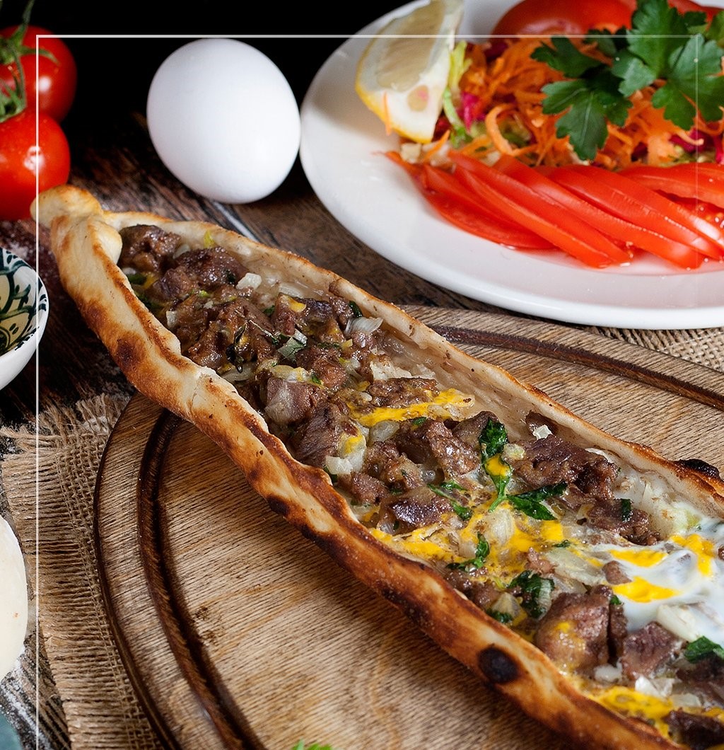 Kavurmalı Kaşarlı Yumurtalı Pide