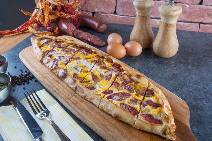 Sucuklu Yumurtalı Kaşarlı Pide