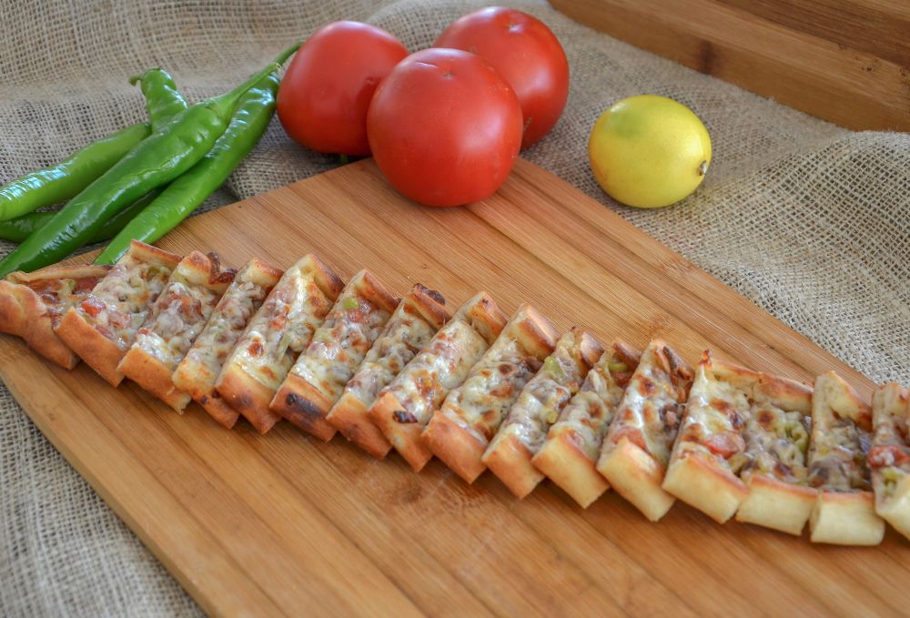 Kuşbaşılı Kaşarlı Pide