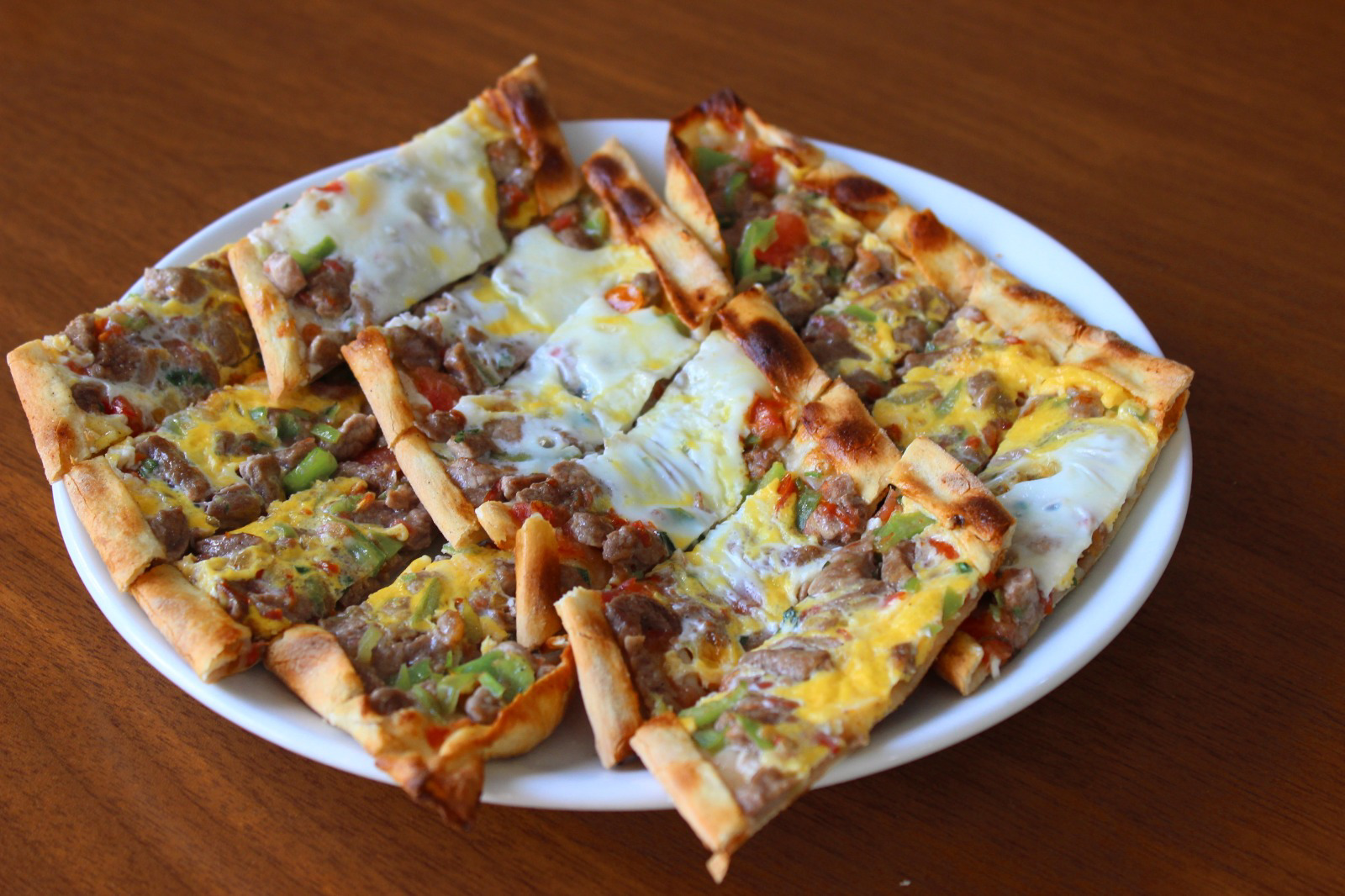 Kuşbaşılı Kaşarlı Yumurtalı Pide