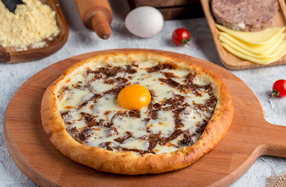Karadeniz Usulü Kavurmalı Kaşarlı Yumurtalı Pide